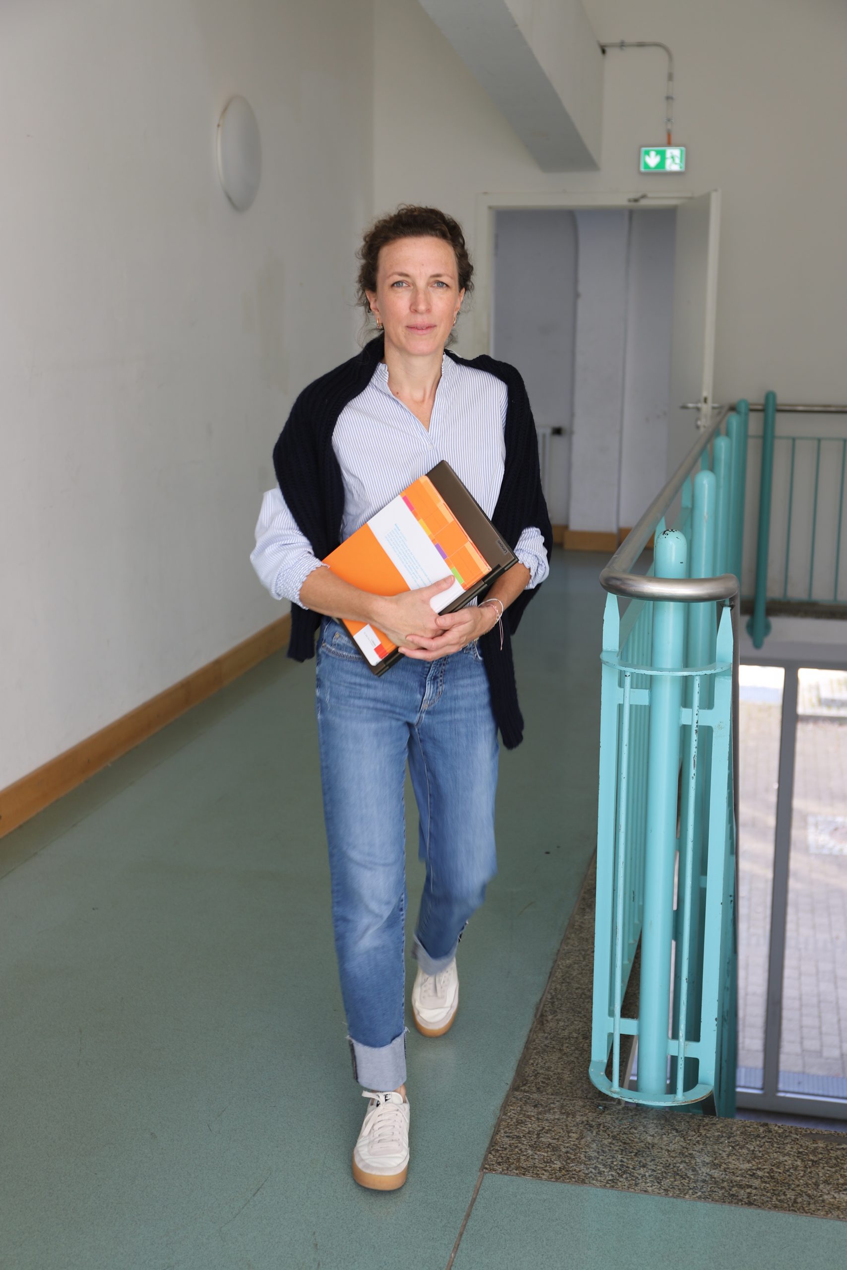 Cathi Lehrerin im Treppenhaus